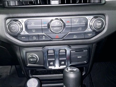 Used 2025 Jeep Wrangler Sport image 30