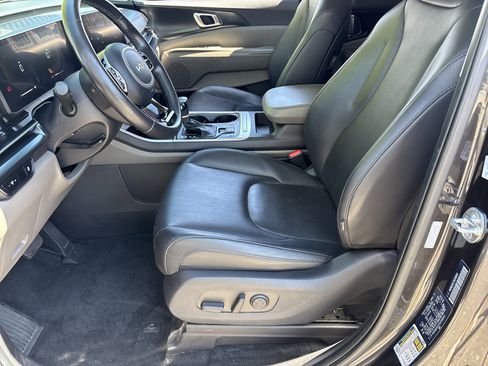 Used 2025 Kia Carnival FWD image 17