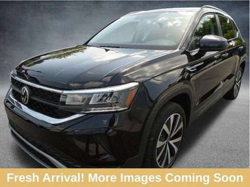 Used 2022 Volkswagen Taos SE FWD image 1