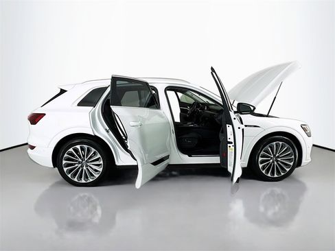 Used 2019 Audi e-tron Prestige w/ Prestige Package image 25
