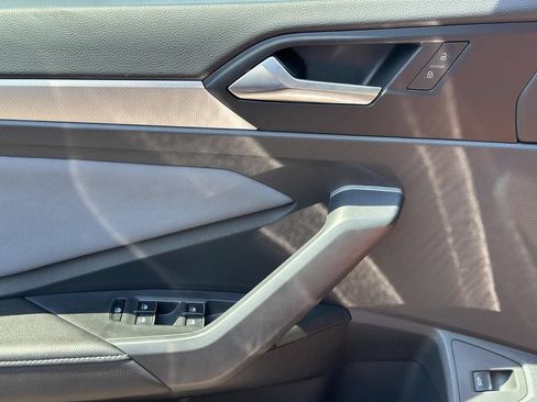 Certified 2025 Volkswagen Jetta SE w/ Sunroof Package FWD image 23