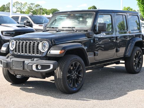 Used 2025 Jeep Wrangler Unlimited Sahara w/ Safety Group AWD/4WD image 5