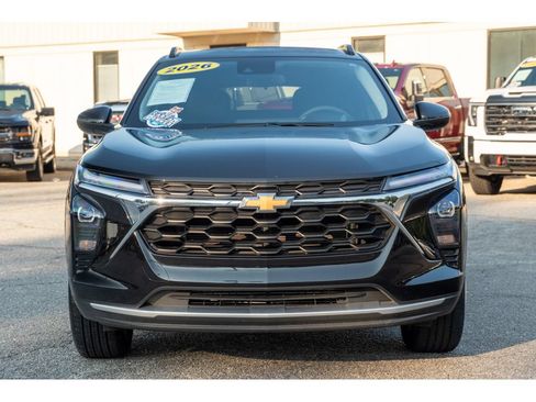 Used 2026 Chevrolet Trax LT FWD image 3