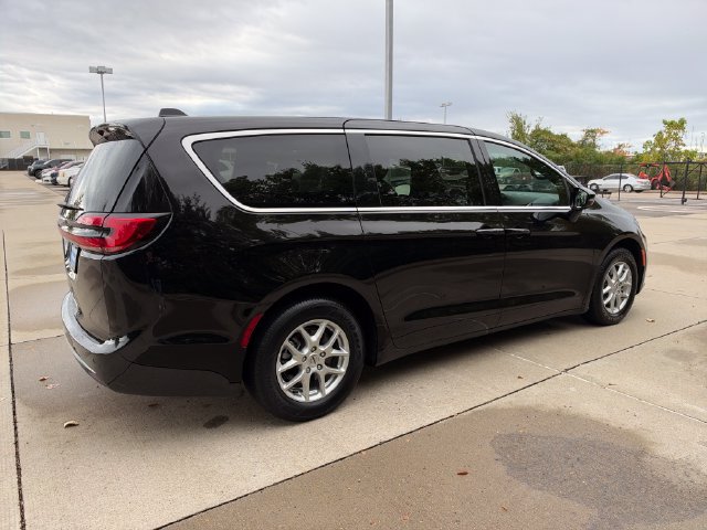 Used 2025 Chrysler Pacifica Select FWD image 5