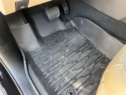 Used 2023 Jeep Grand Cherokee Limited w/ Trailer Tow Prep Group (B) RWD image 17