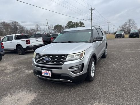 Used 2017 Ford Explorer XLT image 5