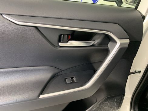 Used 2019 Toyota RAV4 XLE Premium FWD image 32