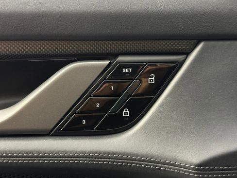 Used 2020 Porsche Taycan image 18