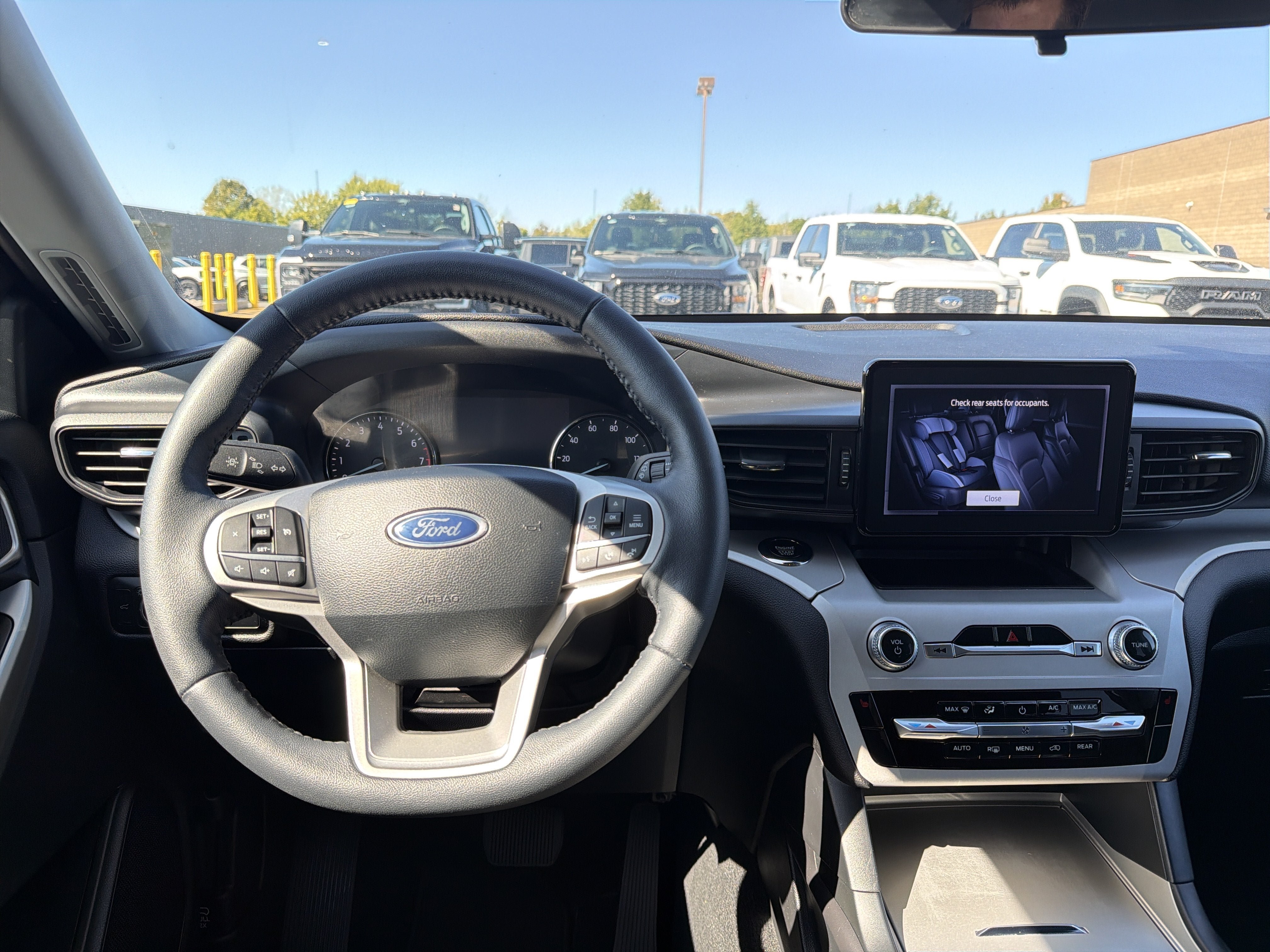 Used 2023 Ford Explorer XLT AWD/4WD image 13