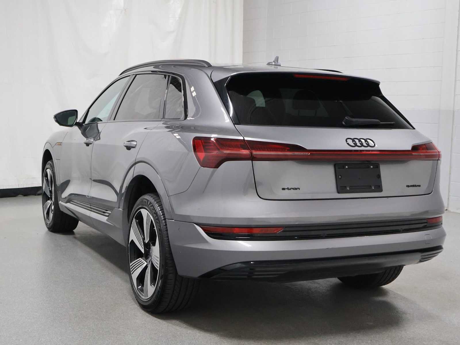 Used 2023 Audi e-tron Premium Plus w/ Premium Plus Package AWD/4WD image 3