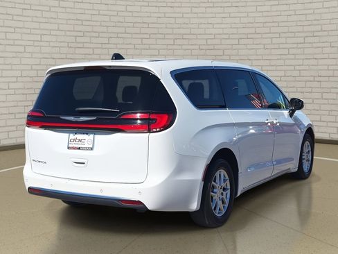 Used 2023 Chrysler Pacifica Touring-L image 5
