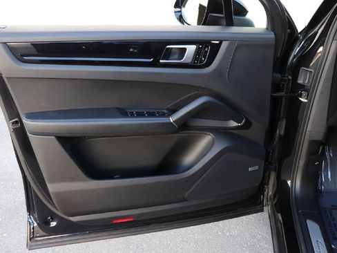 Used 2019 Porsche Cayenne S image 37