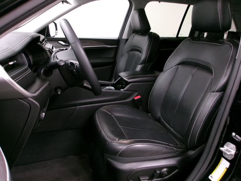 Used 2023 Jeep Grand Cherokee Limited w/ Luxury Tech Group II AWD/4WD image 9