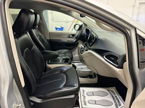 Certified 2023 Chrysler Pacifica Touring-L FWD image 29