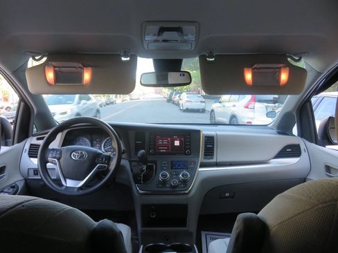 Used 2018 Toyota Sienna LE FWD image 19