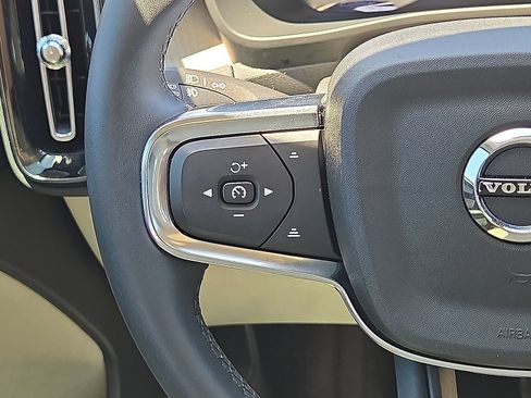 Used 2023 Volvo XC40 B5 Plus AWD/4WD image 18