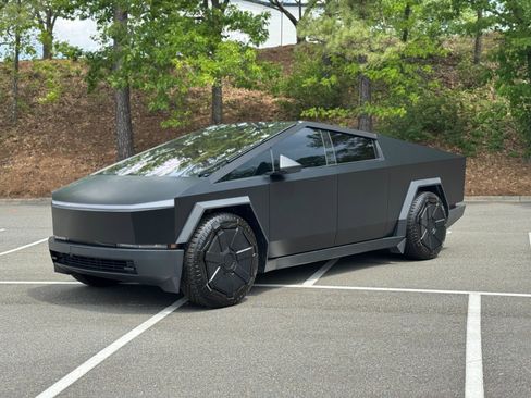 Used 2024 Tesla Cybertruck AWD Crew Cab image 4