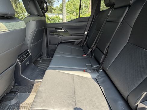Used 2025 Lexus GX 550 AWD/4WD image 32