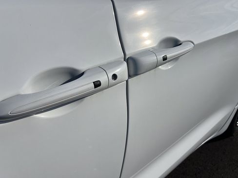 Used 2024 Chrysler Pacifica Limited image 15