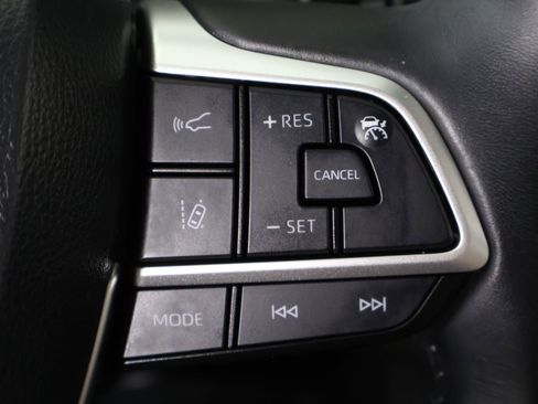 Used 2024 Toyota Highlander XLE AWD/4WD image 48