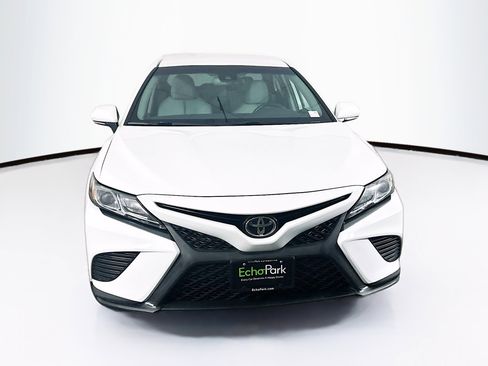 Used 2020 Toyota Camry SE w/ Convenience Package FWD image 2