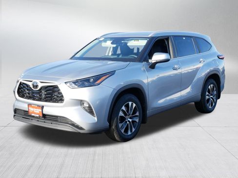 Certified 2025 Toyota Highlander XLE image 3