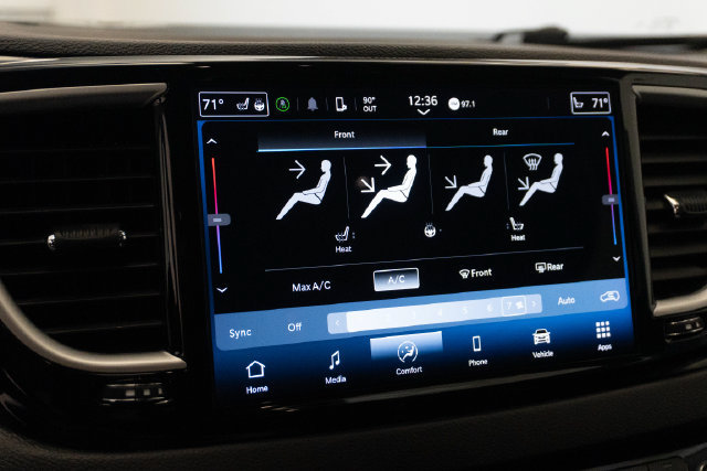 Used 2024 Chrysler Pacifica Touring-L FWD image 4