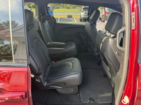 Used 2018 Chrysler Pacifica Touring-L w/ Premium Audio Group image 41