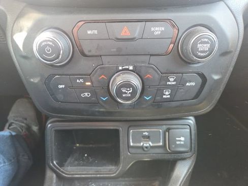 Used 2020 Jeep Renegade Altitude w/ UConnect 8.4 Nav Group FWD image 28