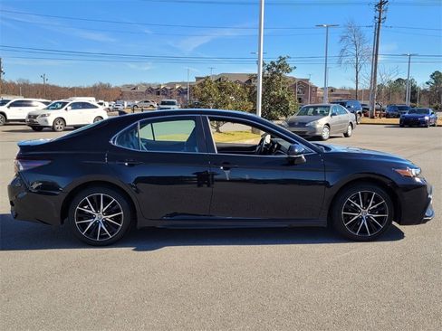 Used 2023 Toyota Camry SE image 2