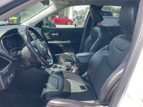 Used 2019 Jeep Cherokee Latitude Plus w/ Cold Weather Group AWD/4WD image 2