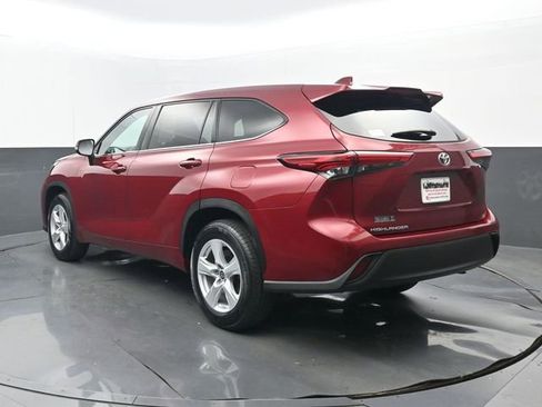 Used 2020 Toyota Highlander LE image 3