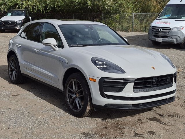Used 2023 Porsche Macan AWD/4WD image 3