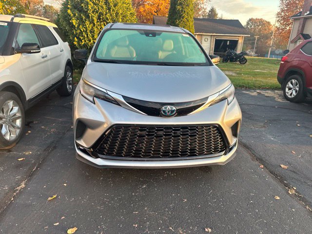 Used 2023 Toyota Sienna XSE FWD image 2