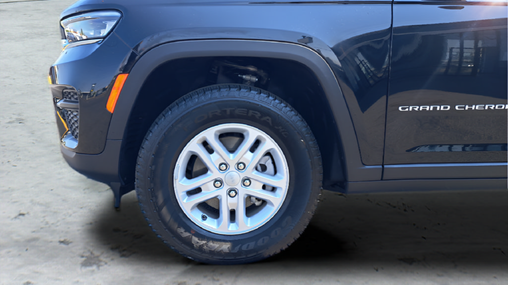Used 2025 Jeep Grand Cherokee Laredo AWD/4WD image 29