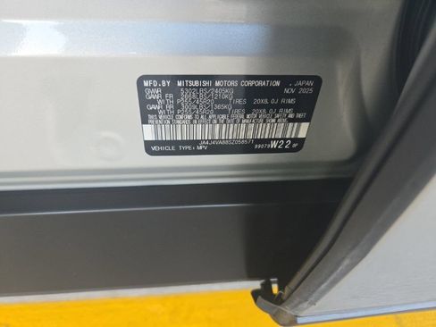 Used 2025 Mitsubishi Outlander SE AWD/4WD image 3