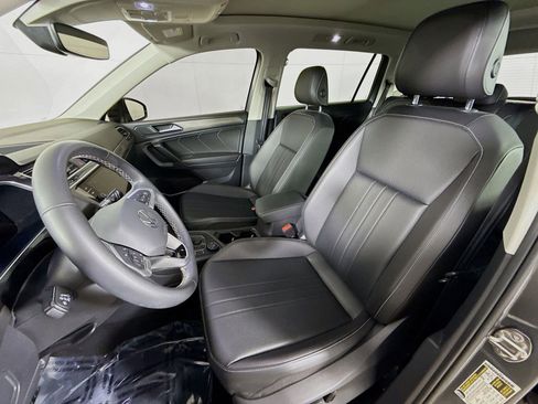 Certified 2023 Volkswagen Tiguan SE w/ Panoramic Sunroof Package image 5