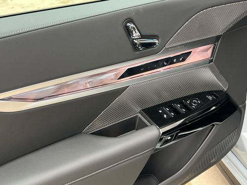 Used 2025 BMW 740i xDrive w/ Premium Package image 15