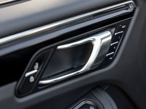 Certified 2025 Porsche Macan image 22