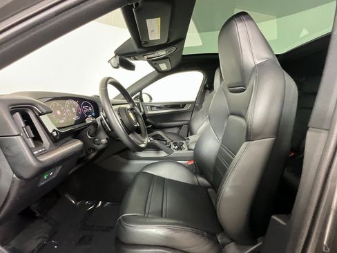 Used 2024 Porsche Cayenne Coupe image 16