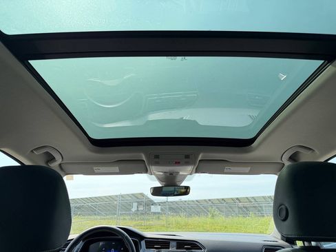 Used 2024 Volkswagen Tiguan SE w/ Panoramic Sunroof Package AWD/4WD image 25