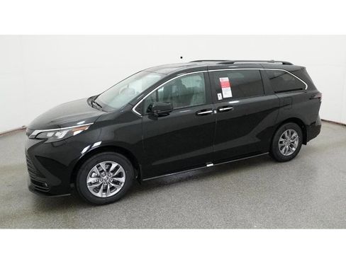 New 2026 Toyota Sienna XLE image 2