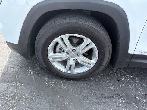 Used 2024 GMC Terrain SLE w/ Driver Convenience Package FWD image 2
