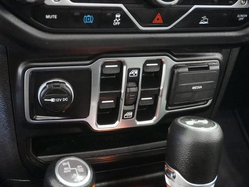 Used 2025 Jeep Wrangler Unlimited Sahara image 28