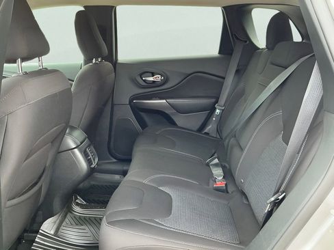 Used 2019 Jeep Cherokee Latitude w/ Cold Weather Group FWD image 27