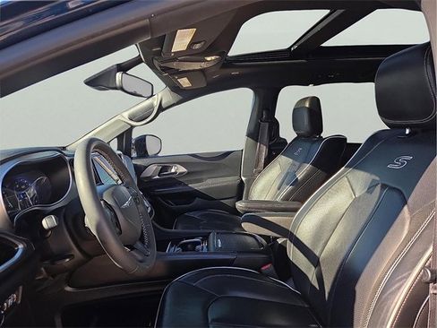 Used 2023 Chrysler Pacifica Limited w/ Uconnect Theater Family Group image 15