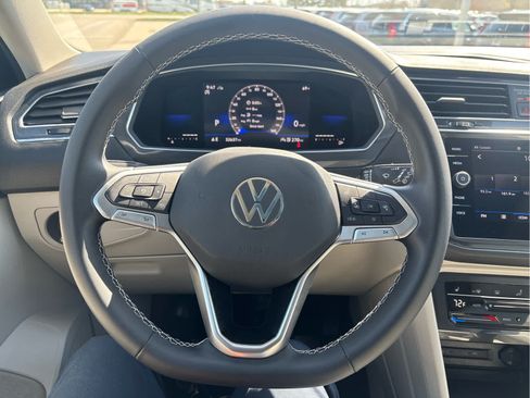 Used 2022 Volkswagen Tiguan SE AWD/4WD image 14