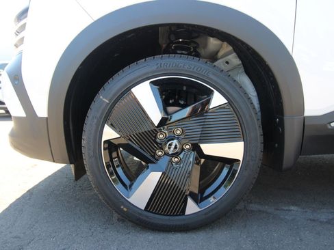 New 2025 Nissan Kicks SR image 32