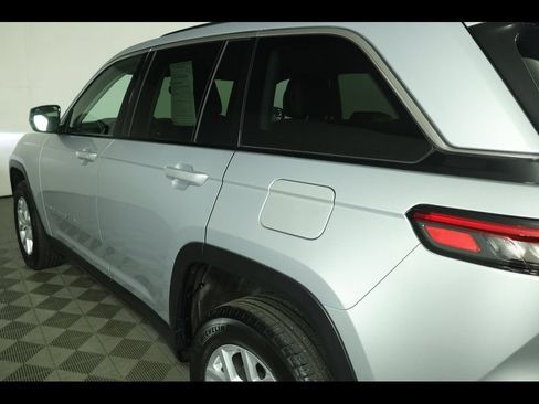 Used 2023 Jeep Grand Cherokee Limited AWD/4WD image 18