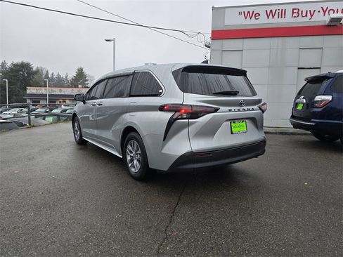 Certified 2023 Toyota Sienna LE image 5